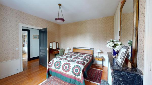 MAISON BOURGEOISE  229 M2 + dépendance 155 m2 PRIX  467900