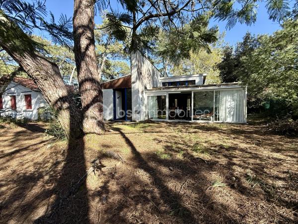 Maison idéalement de 96 m² située à La Palmyre, à seulement 200 mètres de la plage, commerces et zoo à proximité. 
Un emplacement privilégié, parfait pour un investissement locatif de type Airbnb ou pour une résidence secondaire.

La maison se compose d’une entrée, d’une cuisine aménagée, de toilettes indépendantes, d’une salle d’eau, de trois chambres, ainsi que d’un salon/salle à manger convivial. Vous serez également séduit par une belle véranda spacieuse et lumineuse, idéale pour profiter de la lumière naturelle toute l’année.
Le bien est équipé d’un chauffage électrique et s’étend sur un terrain de 412 m² entièrement clos, parfait pour profiter du soleil en toute saisons. 
Un abri de jardin complète l’ensemble.

Un bien dans un secteur recherché, à visiter sans tarder !