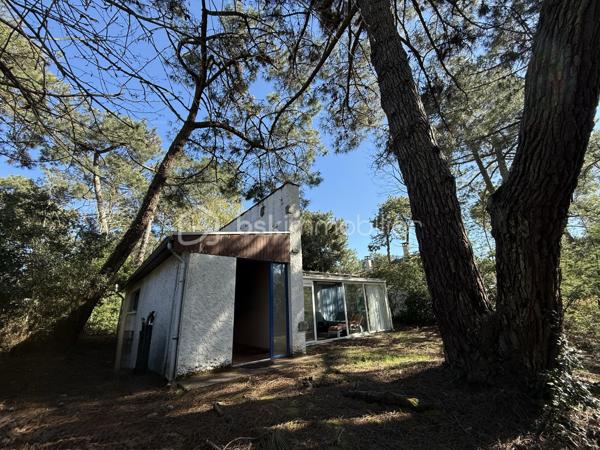 Maison idéalement de 96 m² située à La Palmyre, à seulement 200 mètres de la plage, commerces et zoo à proximité. 
Un emplacement privilégié, parfait pour un investissement locatif de type Airbnb ou pour une résidence secondaire.

La maison se compose d’une entrée, d’une cuisine aménagée, de toilettes indépendantes, d’une salle d’eau, de trois chambres, ainsi que d’un salon/salle à manger convivial. Vous serez également séduit par une belle véranda spacieuse et lumineuse, idéale pour profiter de la lumière naturelle toute l’année.
Le bien est équipé d’un chauffage électrique et s’étend sur un terrain de 412 m² entièrement clos, parfait pour profiter du soleil en toute saisons. 
Un abri de jardin complète l’ensemble.

Un bien dans un secteur recherché, à visiter sans tarder !