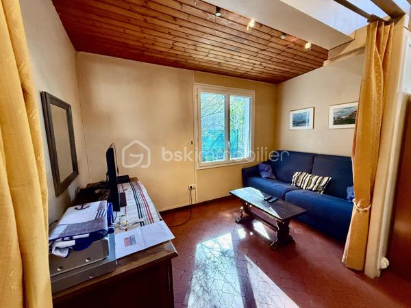 Maison idéalement de 96 m² située à La Palmyre, à seulement 200 mètres de la plage, commerces et zoo à proximité. 
Un emplacement privilégié, parfait pour un investissement locatif de type Airbnb ou pour une résidence secondaire.

La maison se compose d’une entrée, d’une cuisine aménagée, de toilettes indépendantes, d’une salle d’eau, de trois chambres, ainsi que d’un salon/salle à manger convivial. Vous serez également séduit par une belle véranda spacieuse et lumineuse, idéale pour profiter de la lumière naturelle toute l’année.
Le bien est équipé d’un chauffage électrique et s’étend sur un terrain de 412 m² entièrement clos, parfait pour profiter du soleil en toute saisons. 
Un abri de jardin complète l’ensemble.

Un bien dans un secteur recherché, à visiter sans tarder !