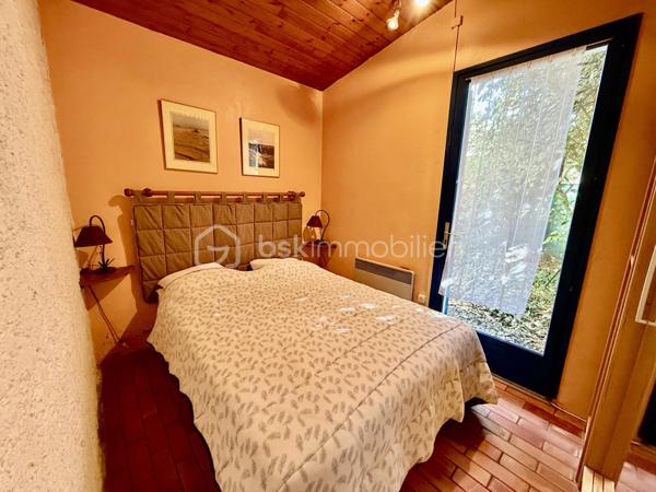 Maison idéalement de 96 m² située à La Palmyre, à seulement 200 mètres de la plage, commerces et zoo à proximité. 
Un emplacement privilégié, parfait pour un investissement locatif de type Airbnb ou pour une résidence secondaire.

La maison se compose d’une entrée, d’une cuisine aménagée, de toilettes indépendantes, d’une salle d’eau, de trois chambres, ainsi que d’un salon/salle à manger convivial. Vous serez également séduit par une belle véranda spacieuse et lumineuse, idéale pour profiter de la lumière naturelle toute l’année.
Le bien est équipé d’un chauffage électrique et s’étend sur un terrain de 412 m² entièrement clos, parfait pour profiter du soleil en toute saisons. 
Un abri de jardin complète l’ensemble.

Un bien dans un secteur recherché, à visiter sans tarder !