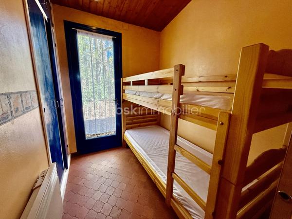 Maison idéalement de 96 m² située à La Palmyre, à seulement 200 mètres de la plage, commerces et zoo à proximité. 
Un emplacement privilégié, parfait pour un investissement locatif de type Airbnb ou pour une résidence secondaire.

La maison se compose d’une entrée, d’une cuisine aménagée, de toilettes indépendantes, d’une salle d’eau, de trois chambres, ainsi que d’un salon/salle à manger convivial. Vous serez également séduit par une belle véranda spacieuse et lumineuse, idéale pour profiter de la lumière naturelle toute l’année.
Le bien est équipé d’un chauffage électrique et s’étend sur un terrain de 412 m² entièrement clos, parfait pour profiter du soleil en toute saisons. 
Un abri de jardin complète l’ensemble.

Un bien dans un secteur recherché, à visiter sans tarder !