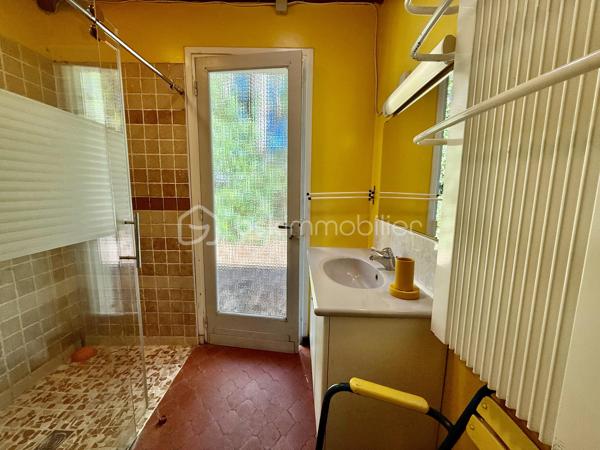 Maison idéalement de 96 m² située à La Palmyre, à seulement 200 mètres de la plage, commerces et zoo à proximité. 
Un emplacement privilégié, parfait pour un investissement locatif de type Airbnb ou pour une résidence secondaire.

La maison se compose d’une entrée, d’une cuisine aménagée, de toilettes indépendantes, d’une salle d’eau, de trois chambres, ainsi que d’un salon/salle à manger convivial. Vous serez également séduit par une belle véranda spacieuse et lumineuse, idéale pour profiter de la lumière naturelle toute l’année.
Le bien est équipé d’un chauffage électrique et s’étend sur un terrain de 412 m² entièrement clos, parfait pour profiter du soleil en toute saisons. 
Un abri de jardin complète l’ensemble.

Un bien dans un secteur recherché, à visiter sans tarder !