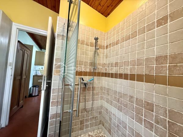 Maison idéalement de 96 m² située à La Palmyre, à seulement 200 mètres de la plage, commerces et zoo à proximité. 
Un emplacement privilégié, parfait pour un investissement locatif de type Airbnb ou pour une résidence secondaire.

La maison se compose d’une entrée, d’une cuisine aménagée, de toilettes indépendantes, d’une salle d’eau, de trois chambres, ainsi que d’un salon/salle à manger convivial. Vous serez également séduit par une belle véranda spacieuse et lumineuse, idéale pour profiter de la lumière naturelle toute l’année.
Le bien est équipé d’un chauffage électrique et s’étend sur un terrain de 412 m² entièrement clos, parfait pour profiter du soleil en toute saisons. 
Un abri de jardin complète l’ensemble.

Un bien dans un secteur recherché, à visiter sans tarder !