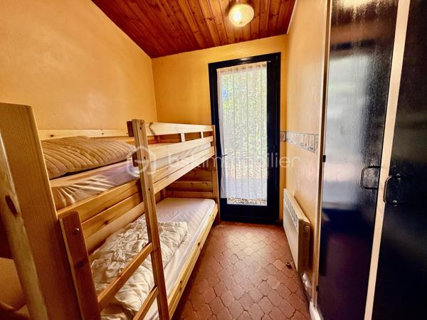 Maison idéalement de 96 m² située à La Palmyre, à seulement 200 mètres de la plage, commerces et zoo à proximité. 
Un emplacement privilégié, parfait pour un investissement locatif de type Airbnb ou pour une résidence secondaire.

La maison se compose d’une entrée, d’une cuisine aménagée, de toilettes indépendantes, d’une salle d’eau, de trois chambres, ainsi que d’un salon/salle à manger convivial. Vous serez également séduit par une belle véranda spacieuse et lumineuse, idéale pour profiter de la lumière naturelle toute l’année.
Le bien est équipé d’un chauffage électrique et s’étend sur un terrain de 412 m² entièrement clos, parfait pour profiter du soleil en toute saisons. 
Un abri de jardin complète l’ensemble.

Un bien dans un secteur recherché, à visiter sans tarder !