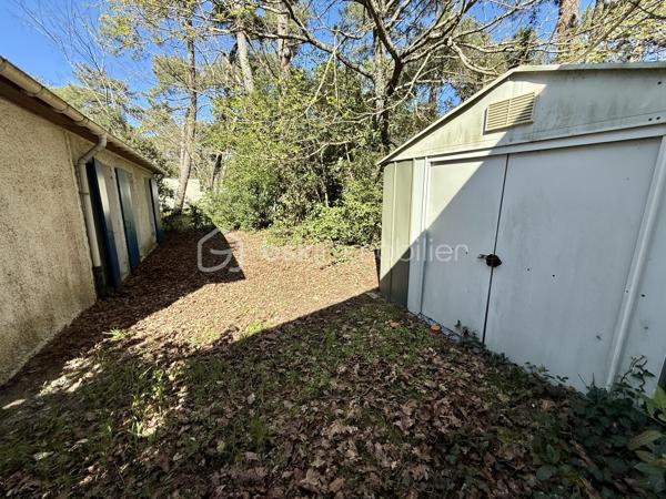 Maison idéalement de 96 m² située à La Palmyre, à seulement 200 mètres de la plage, commerces et zoo à proximité. 
Un emplacement privilégié, parfait pour un investissement locatif de type Airbnb ou pour une résidence secondaire.

La maison se compose d’une entrée, d’une cuisine aménagée, de toilettes indépendantes, d’une salle d’eau, de trois chambres, ainsi que d’un salon/salle à manger convivial. Vous serez également séduit par une belle véranda spacieuse et lumineuse, idéale pour profiter de la lumière naturelle toute l’année.
Le bien est équipé d’un chauffage électrique et s’étend sur un terrain de 412 m² entièrement clos, parfait pour profiter du soleil en toute saisons. 
Un abri de jardin complète l’ensemble.

Un bien dans un secteur recherché, à visiter sans tarder !