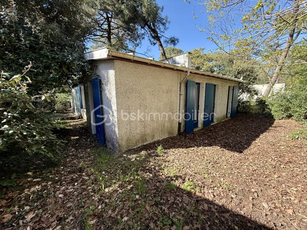 Maison idéalement de 96 m² située à La Palmyre, à seulement 200 mètres de la plage, commerces et zoo à proximité. 
Un emplacement privilégié, parfait pour un investissement locatif de type Airbnb ou pour une résidence secondaire.

La maison se compose d’une entrée, d’une cuisine aménagée, de toilettes indépendantes, d’une salle d’eau, de trois chambres, ainsi que d’un salon/salle à manger convivial. Vous serez également séduit par une belle véranda spacieuse et lumineuse, idéale pour profiter de la lumière naturelle toute l’année.
Le bien est équipé d’un chauffage électrique et s’étend sur un terrain de 412 m² entièrement clos, parfait pour profiter du soleil en toute saisons. 
Un abri de jardin complète l’ensemble.

Un bien dans un secteur recherché, à visiter sans tarder !