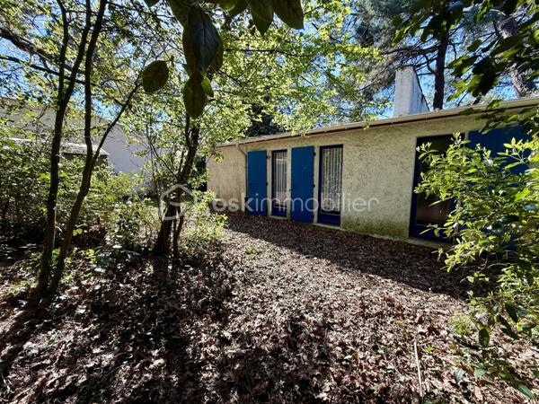 Maison idéalement de 96 m² située à La Palmyre, à seulement 200 mètres de la plage, commerces et zoo à proximité. 
Un emplacement privilégié, parfait pour un investissement locatif de type Airbnb ou pour une résidence secondaire.

La maison se compose d’une entrée, d’une cuisine aménagée, de toilettes indépendantes, d’une salle d’eau, de trois chambres, ainsi que d’un salon/salle à manger convivial. Vous serez également séduit par une belle véranda spacieuse et lumineuse, idéale pour profiter de la lumière naturelle toute l’année.
Le bien est équipé d’un chauffage électrique et s’étend sur un terrain de 412 m² entièrement clos, parfait pour profiter du soleil en toute saisons. 
Un abri de jardin complète l’ensemble.

Un bien dans un secteur recherché, à visiter sans tarder !