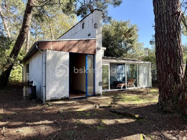Maison idéalement de 96 m² située à La Palmyre, à seulement 200 mètres de la plage, commerces et zoo à proximité. 
Un emplacement privilégié, parfait pour un investissement locatif de type Airbnb ou pour une résidence secondaire.

La maison se compose d’une entrée, d’une cuisine aménagée, de toilettes indépendantes, d’une salle d’eau, de trois chambres, ainsi que d’un salon/salle à manger convivial. Vous serez également séduit par une belle véranda spacieuse et lumineuse, idéale pour profiter de la lumière naturelle toute l’année.
Le bien est équipé d’un chauffage électrique et s’étend sur un terrain de 412 m² entièrement clos, parfait pour profiter du soleil en toute saisons. 
Un abri de jardin complète l’ensemble.

Un bien dans un secteur recherché, à visiter sans tarder !