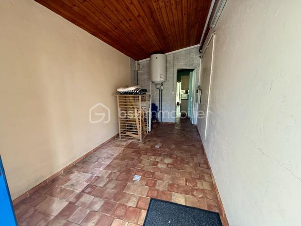 Maison idéalement de 96 m² située à La Palmyre, à seulement 200 mètres de la plage, commerces et zoo à proximité. 
Un emplacement privilégié, parfait pour un investissement locatif de type Airbnb ou pour une résidence secondaire.

La maison se compose d’une entrée, d’une cuisine aménagée, de toilettes indépendantes, d’une salle d’eau, de trois chambres, ainsi que d’un salon/salle à manger convivial. Vous serez également séduit par une belle véranda spacieuse et lumineuse, idéale pour profiter de la lumière naturelle toute l’année.
Le bien est équipé d’un chauffage électrique et s’étend sur un terrain de 412 m² entièrement clos, parfait pour profiter du soleil en toute saisons. 
Un abri de jardin complète l’ensemble.

Un bien dans un secteur recherché, à visiter sans tarder !