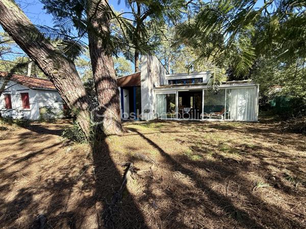 Maison idéalement de 96 m² située à La Palmyre, à seulement 200 mètres de la plage, commerces et zoo à proximité. 
Un emplacement privilégié, parfait pour un investissement locatif de type Airbnb ou pour une résidence secondaire.

La maison se compose d’une entrée, d’une cuisine aménagée, de toilettes indépendantes, d’une salle d’eau, de trois chambres, ainsi que d’un salon/salle à manger convivial. Vous serez également séduit par une belle véranda spacieuse et lumineuse, idéale pour profiter de la lumière naturelle toute l’année.
Le bien est équipé d’un chauffage électrique et s’étend sur un terrain de 412 m² entièrement clos, parfait pour profiter du soleil en toute saisons. 
Un abri de jardin complète l’ensemble.

Un bien dans un secteur recherché, à visiter sans tarder !