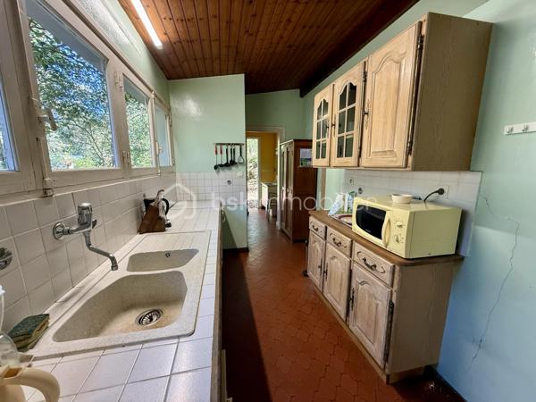 Maison idéalement de 96 m² située à La Palmyre, à seulement 200 mètres de la plage, commerces et zoo à proximité. 
Un emplacement privilégié, parfait pour un investissement locatif de type Airbnb ou pour une résidence secondaire.

La maison se compose d’une entrée, d’une cuisine aménagée, de toilettes indépendantes, d’une salle d’eau, de trois chambres, ainsi que d’un salon/salle à manger convivial. Vous serez également séduit par une belle véranda spacieuse et lumineuse, idéale pour profiter de la lumière naturelle toute l’année.
Le bien est équipé d’un chauffage électrique et s’étend sur un terrain de 412 m² entièrement clos, parfait pour profiter du soleil en toute saisons. 
Un abri de jardin complète l’ensemble.

Un bien dans un secteur recherché, à visiter sans tarder !