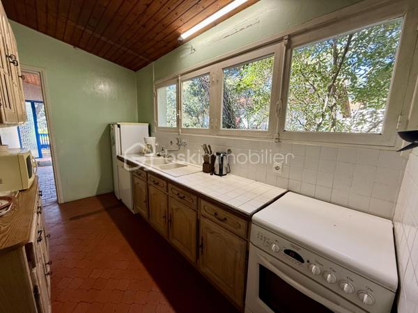 Maison idéalement de 96 m² située à La Palmyre, à seulement 200 mètres de la plage, commerces et zoo à proximité. 
Un emplacement privilégié, parfait pour un investissement locatif de type Airbnb ou pour une résidence secondaire.

La maison se compose d’une entrée, d’une cuisine aménagée, de toilettes indépendantes, d’une salle d’eau, de trois chambres, ainsi que d’un salon/salle à manger convivial. Vous serez également séduit par une belle véranda spacieuse et lumineuse, idéale pour profiter de la lumière naturelle toute l’année.
Le bien est équipé d’un chauffage électrique et s’étend sur un terrain de 412 m² entièrement clos, parfait pour profiter du soleil en toute saisons. 
Un abri de jardin complète l’ensemble.

Un bien dans un secteur recherché, à visiter sans tarder !