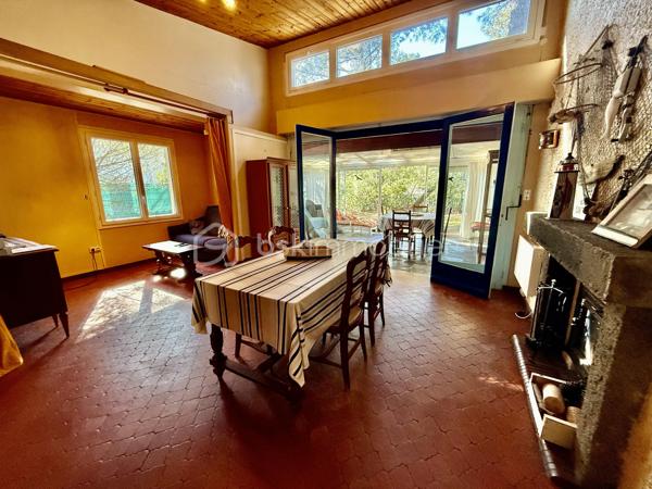 Maison idéalement de 96 m² située à La Palmyre, à seulement 200 mètres de la plage, commerces et zoo à proximité. 
Un emplacement privilégié, parfait pour un investissement locatif de type Airbnb ou pour une résidence secondaire.

La maison se compose d’une entrée, d’une cuisine aménagée, de toilettes indépendantes, d’une salle d’eau, de trois chambres, ainsi que d’un salon/salle à manger convivial. Vous serez également séduit par une belle véranda spacieuse et lumineuse, idéale pour profiter de la lumière naturelle toute l’année.
Le bien est équipé d’un chauffage électrique et s’étend sur un terrain de 412 m² entièrement clos, parfait pour profiter du soleil en toute saisons. 
Un abri de jardin complète l’ensemble.

Un bien dans un secteur recherché, à visiter sans tarder !