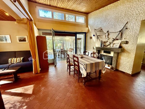 Maison idéalement de 96 m² située à La Palmyre, à seulement 200 mètres de la plage, commerces et zoo à proximité. 
Un emplacement privilégié, parfait pour un investissement locatif de type Airbnb ou pour une résidence secondaire.

La maison se compose d’une entrée, d’une cuisine aménagée, de toilettes indépendantes, d’une salle d’eau, de trois chambres, ainsi que d’un salon/salle à manger convivial. Vous serez également séduit par une belle véranda spacieuse et lumineuse, idéale pour profiter de la lumière naturelle toute l’année.
Le bien est équipé d’un chauffage électrique et s’étend sur un terrain de 412 m² entièrement clos, parfait pour profiter du soleil en toute saisons. 
Un abri de jardin complète l’ensemble.

Un bien dans un secteur recherché, à visiter sans tarder !