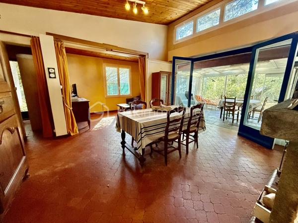 Maison idéalement de 96 m² située à La Palmyre, à seulement 200 mètres de la plage, commerces et zoo à proximité. 
Un emplacement privilégié, parfait pour un investissement locatif de type Airbnb ou pour une résidence secondaire.

La maison se compose d’une entrée, d’une cuisine aménagée, de toilettes indépendantes, d’une salle d’eau, de trois chambres, ainsi que d’un salon/salle à manger convivial. Vous serez également séduit par une belle véranda spacieuse et lumineuse, idéale pour profiter de la lumière naturelle toute l’année.
Le bien est équipé d’un chauffage électrique et s’étend sur un terrain de 412 m² entièrement clos, parfait pour profiter du soleil en toute saisons. 
Un abri de jardin complète l’ensemble.

Un bien dans un secteur recherché, à visiter sans tarder !