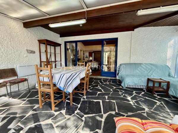 Maison idéalement de 96 m² située à La Palmyre, à seulement 200 mètres de la plage, commerces et zoo à proximité. 
Un emplacement privilégié, parfait pour un investissement locatif de type Airbnb ou pour une résidence secondaire.

La maison se compose d’une entrée, d’une cuisine aménagée, de toilettes indépendantes, d’une salle d’eau, de trois chambres, ainsi que d’un salon/salle à manger convivial. Vous serez également séduit par une belle véranda spacieuse et lumineuse, idéale pour profiter de la lumière naturelle toute l’année.
Le bien est équipé d’un chauffage électrique et s’étend sur un terrain de 412 m² entièrement clos, parfait pour profiter du soleil en toute saisons. 
Un abri de jardin complète l’ensemble.

Un bien dans un secteur recherché, à visiter sans tarder !