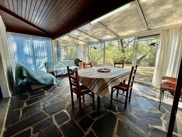 Maison idéalement de 96 m² située à La Palmyre, à seulement 200 mètres de la plage, commerces et zoo à proximité. 
Un emplacement privilégié, parfait pour un investissement locatif de type Airbnb ou pour une résidence secondaire.

La maison se compose d’une entrée, d’une cuisine aménagée, de toilettes indépendantes, d’une salle d’eau, de trois chambres, ainsi que d’un salon/salle à manger convivial. Vous serez également séduit par une belle véranda spacieuse et lumineuse, idéale pour profiter de la lumière naturelle toute l’année.
Le bien est équipé d’un chauffage électrique et s’étend sur un terrain de 412 m² entièrement clos, parfait pour profiter du soleil en toute saisons. 
Un abri de jardin complète l’ensemble.

Un bien dans un secteur recherché, à visiter sans tarder !