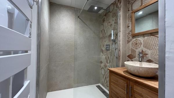 Maison mitoyenne rénovée - A pied des commerces