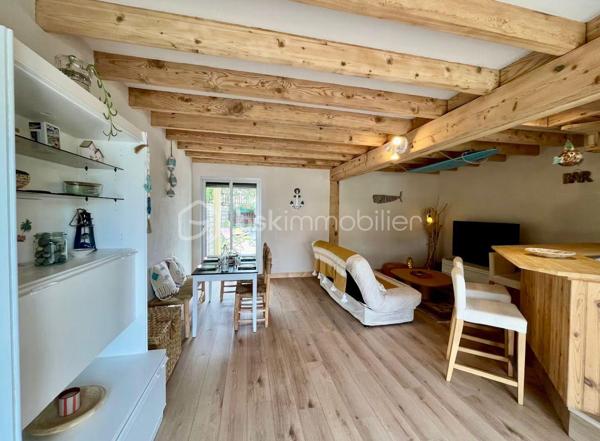 Magnifique Duplex de type maisonnette avec étage et jardin, entièrement rénové.

Il se compose au rez-de-chaussée d'une belle pièce de vie rénovée avec goût, avec cuisine ouverte.
Vous trouverez deux terrasses, donnant des deux côtés du séjour, dont une ouvrant sur un petit jardinet intimiste avec cabanon de jardin, pour se détendre en toute intimité. Puis à l'étage vous trouverez deux chambres spacieuses (dont une avec balcon vue mer), une salle d'eau ainsi qu'un WC séparé.
Avec une place de parking.
Petite copropriété de seulement 5 lots avec de faibles charges. Idéal pieds à terre ou investissement locatif.

Emplacement idéal ! Seulement 200m de la plage, 500m de la rue piétonne. Un véritable cocon pour profiter de Soulac à pieds !

Un bien exceptionnel et très rare sur le marché, ne passez pas à côté ! Contactez-moi pour visiter rapidement