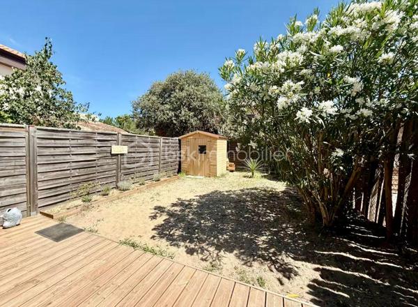 Magnifique Duplex de type maisonnette avec étage et jardin, entièrement rénové.

Il se compose au rez-de-chaussée d'une belle pièce de vie rénovée avec goût, avec cuisine ouverte.
Vous trouverez deux terrasses, donnant des deux côtés du séjour, dont une ouvrant sur un petit jardinet intimiste avec cabanon de jardin, pour se détendre en toute intimité. Puis à l'étage vous trouverez deux chambres spacieuses (dont une avec balcon vue mer), une salle d'eau ainsi qu'un WC séparé.
Avec une place de parking.
Petite copropriété de seulement 5 lots avec de faibles charges. Idéal pieds à terre ou investissement locatif.

Emplacement idéal ! Seulement 200m de la plage, 500m de la rue piétonne. Un véritable cocon pour profiter de Soulac à pieds !

Un bien exceptionnel et très rare sur le marché, ne passez pas à côté ! Contactez-moi pour visiter rapidement