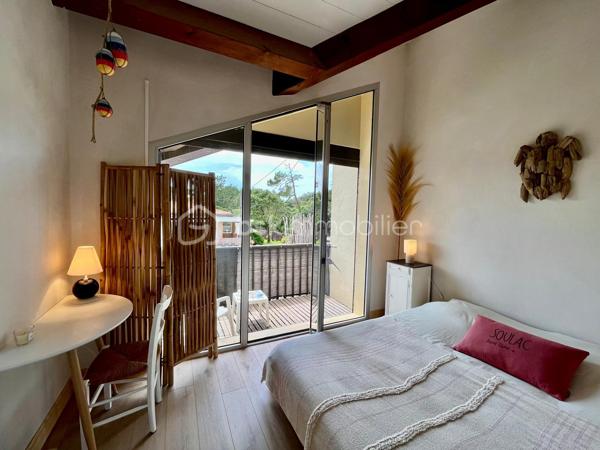 Magnifique Duplex de type maisonnette avec étage et jardin, entièrement rénové.

Il se compose au rez-de-chaussée d'une belle pièce de vie rénovée avec goût, avec cuisine ouverte.
Vous trouverez deux terrasses, donnant des deux côtés du séjour, dont une ouvrant sur un petit jardinet intimiste avec cabanon de jardin, pour se détendre en toute intimité. Puis à l'étage vous trouverez deux chambres spacieuses (dont une avec balcon vue mer), une salle d'eau ainsi qu'un WC séparé.
Avec une place de parking.
Petite copropriété de seulement 5 lots avec de faibles charges. Idéal pieds à terre ou investissement locatif.

Emplacement idéal ! Seulement 200m de la plage, 500m de la rue piétonne. Un véritable cocon pour profiter de Soulac à pieds !

Un bien exceptionnel et très rare sur le marché, ne passez pas à côté ! Contactez-moi pour visiter rapidement