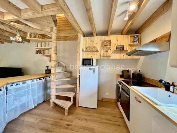 Magnifique Duplex de type maisonnette avec étage et jardin, entièrement rénové.

Il se compose au rez-de-chaussée d'une belle pièce de vie rénovée avec goût, avec cuisine ouverte.
Vous trouverez deux terrasses, donnant des deux côtés du séjour, dont une ouvrant sur un petit jardinet intimiste avec cabanon de jardin, pour se détendre en toute intimité. Puis à l'étage vous trouverez deux chambres spacieuses (dont une avec balcon vue mer), une salle d'eau ainsi qu'un WC séparé.
Avec une place de parking.
Petite copropriété de seulement 5 lots avec de faibles charges. Idéal pieds à terre ou investissement locatif.

Emplacement idéal ! Seulement 200m de la plage, 500m de la rue piétonne. Un véritable cocon pour profiter de Soulac à pieds !

Un bien exceptionnel et très rare sur le marché, ne passez pas à côté ! Contactez-moi pour visiter rapidement