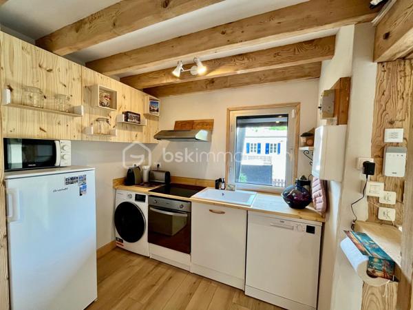 Magnifique Duplex de type maisonnette avec étage et jardin, entièrement rénové.

Il se compose au rez-de-chaussée d'une belle pièce de vie rénovée avec goût, avec cuisine ouverte.
Vous trouverez deux terrasses, donnant des deux côtés du séjour, dont une ouvrant sur un petit jardinet intimiste avec cabanon de jardin, pour se détendre en toute intimité. Puis à l'étage vous trouverez deux chambres spacieuses (dont une avec balcon vue mer), une salle d'eau ainsi qu'un WC séparé.
Avec une place de parking.
Petite copropriété de seulement 5 lots avec de faibles charges. Idéal pieds à terre ou investissement locatif.

Emplacement idéal ! Seulement 200m de la plage, 500m de la rue piétonne. Un véritable cocon pour profiter de Soulac à pieds !

Un bien exceptionnel et très rare sur le marché, ne passez pas à côté ! Contactez-moi pour visiter rapidement