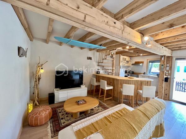 Magnifique Duplex de type maisonnette avec étage et jardin, entièrement rénové.

Il se compose au rez-de-chaussée d'une belle pièce de vie rénovée avec goût, avec cuisine ouverte.
Vous trouverez deux terrasses, donnant des deux côtés du séjour, dont une ouvrant sur un petit jardinet intimiste avec cabanon de jardin, pour se détendre en toute intimité. Puis à l'étage vous trouverez deux chambres spacieuses (dont une avec balcon vue mer), une salle d'eau ainsi qu'un WC séparé.
Avec une place de parking.
Petite copropriété de seulement 5 lots avec de faibles charges. Idéal pieds à terre ou investissement locatif.

Emplacement idéal ! Seulement 200m de la plage, 500m de la rue piétonne. Un véritable cocon pour profiter de Soulac à pieds !

Un bien exceptionnel et très rare sur le marché, ne passez pas à côté ! Contactez-moi pour visiter rapidement