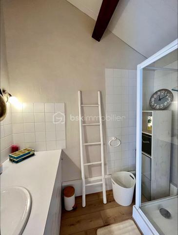 Magnifique Duplex de type maisonnette avec étage et jardin, entièrement rénové.

Il se compose au rez-de-chaussée d'une belle pièce de vie rénovée avec goût, avec cuisine ouverte.
Vous trouverez deux terrasses, donnant des deux côtés du séjour, dont une ouvrant sur un petit jardinet intimiste avec cabanon de jardin, pour se détendre en toute intimité. Puis à l'étage vous trouverez deux chambres spacieuses (dont une avec balcon vue mer), une salle d'eau ainsi qu'un WC séparé.
Avec une place de parking.
Petite copropriété de seulement 5 lots avec de faibles charges. Idéal pieds à terre ou investissement locatif.

Emplacement idéal ! Seulement 200m de la plage, 500m de la rue piétonne. Un véritable cocon pour profiter de Soulac à pieds !

Un bien exceptionnel et très rare sur le marché, ne passez pas à côté ! Contactez-moi pour visiter rapidement