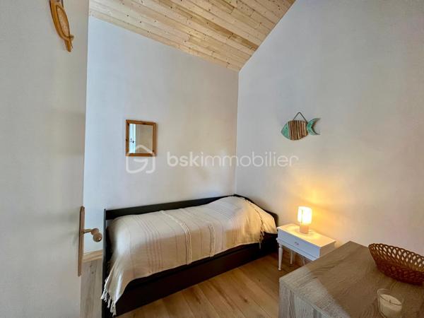 Magnifique Duplex de type maisonnette avec étage et jardin, entièrement rénové.

Il se compose au rez-de-chaussée d'une belle pièce de vie rénovée avec goût, avec cuisine ouverte.
Vous trouverez deux terrasses, donnant des deux côtés du séjour, dont une ouvrant sur un petit jardinet intimiste avec cabanon de jardin, pour se détendre en toute intimité. Puis à l'étage vous trouverez deux chambres spacieuses (dont une avec balcon vue mer), une salle d'eau ainsi qu'un WC séparé.
Avec une place de parking.
Petite copropriété de seulement 5 lots avec de faibles charges. Idéal pieds à terre ou investissement locatif.

Emplacement idéal ! Seulement 200m de la plage, 500m de la rue piétonne. Un véritable cocon pour profiter de Soulac à pieds !

Un bien exceptionnel et très rare sur le marché, ne passez pas à côté ! Contactez-moi pour visiter rapidement
