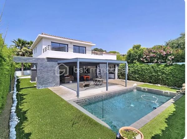 Maison contemporaine de 2017 idéalement située dans un quartier résidentiel à 300 mètres des plages et a proximité des commerces de bord de mer .*
Elle développe  une surface habitable de 162 m² sur un terrain  paysagé de 530 m² environ celle Maison a été pensée pour permettre d'offrir un espace lumineux et une parfaite continuté entre l'intèrieur et l'extèrieur. De plain-pied elle offre une entrée , un espace de vie de 65 m² avec une cuisine ouverte entièrement équipée donnant sur le jardin par de larges baies à galandage , une suite paentale de 23 m² avec salle et dressing, un WC indépendant suspendu et pour compléter un garage de 24 m² avec un accès intèrieur à la Maison. Et également des places de parking 
Au 1er étage 2 chambres de 20 et 21 m² avec un accès à une terasse de 20 m² exposition Sud, une salle de bains avec baignoire et douche, un WC suspendu indépendant.Les prestations sont optimale ,  portail et garage motorisés, baies aluminium,  domotique volets roulants électriques , climatisation réversible, arrosage automatique, unre pergola bioclimatique, visiophone, piscine au sel de 8 par 4 métre chauffée.