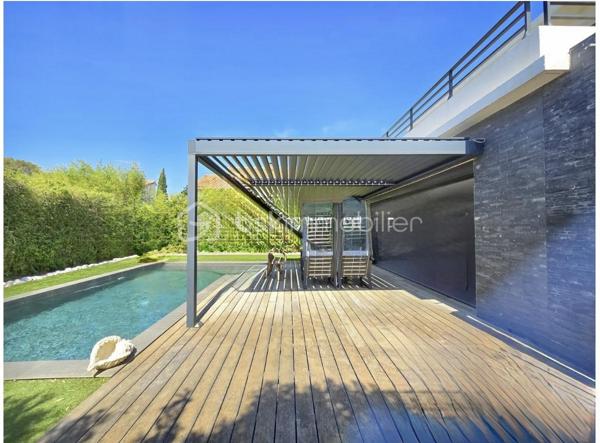 Maison contemporaine de 2017 idéalement située dans un quartier résidentiel à 300 mètres des plages et a proximité des commerces de bord de mer .*
Elle développe  une surface habitable de 162 m² sur un terrain  paysagé de 530 m² environ celle Maison a été pensée pour permettre d'offrir un espace lumineux et une parfaite continuté entre l'intèrieur et l'extèrieur. De plain-pied elle offre une entrée , un espace de vie de 65 m² avec une cuisine ouverte entièrement équipée donnant sur le jardin par de larges baies à galandage , une suite paentale de 23 m² avec salle et dressing, un WC indépendant suspendu et pour compléter un garage de 24 m² avec un accès intèrieur à la Maison. Et également des places de parking 
Au 1er étage 2 chambres de 20 et 21 m² avec un accès à une terasse de 20 m² exposition Sud, une salle de bains avec baignoire et douche, un WC suspendu indépendant.Les prestations sont optimale ,  portail et garage motorisés, baies aluminium,  domotique volets roulants électriques , climatisation réversible, arrosage automatique, unre pergola bioclimatique, visiophone, piscine au sel de 8 par 4 métre chauffée.
