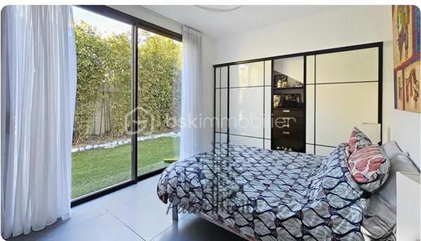 Maison contemporaine de 2017 idéalement située dans un quartier résidentiel à 300 mètres des plages et a proximité des commerces de bord de mer .*
Elle développe  une surface habitable de 162 m² sur un terrain  paysagé de 530 m² environ celle Maison a été pensée pour permettre d'offrir un espace lumineux et une parfaite continuté entre l'intèrieur et l'extèrieur. De plain-pied elle offre une entrée , un espace de vie de 65 m² avec une cuisine ouverte entièrement équipée donnant sur le jardin par de larges baies à galandage , une suite paentale de 23 m² avec salle et dressing, un WC indépendant suspendu et pour compléter un garage de 24 m² avec un accès intèrieur à la Maison. Et également des places de parking 
Au 1er étage 2 chambres de 20 et 21 m² avec un accès à une terasse de 20 m² exposition Sud, une salle de bains avec baignoire et douche, un WC suspendu indépendant.Les prestations sont optimale ,  portail et garage motorisés, baies aluminium,  domotique volets roulants électriques , climatisation réversible, arrosage automatique, unre pergola bioclimatique, visiophone, piscine au sel de 8 par 4 métre chauffée.