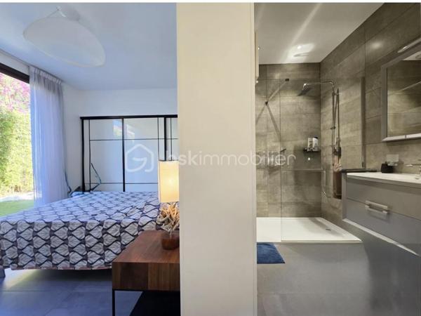 Maison contemporaine de 2017 idéalement située dans un quartier résidentiel à 300 mètres des plages et a proximité des commerces de bord de mer .*
Elle développe  une surface habitable de 162 m² sur un terrain  paysagé de 530 m² environ celle Maison a été pensée pour permettre d'offrir un espace lumineux et une parfaite continuté entre l'intèrieur et l'extèrieur. De plain-pied elle offre une entrée , un espace de vie de 65 m² avec une cuisine ouverte entièrement équipée donnant sur le jardin par de larges baies à galandage , une suite paentale de 23 m² avec salle et dressing, un WC indépendant suspendu et pour compléter un garage de 24 m² avec un accès intèrieur à la Maison. Et également des places de parking 
Au 1er étage 2 chambres de 20 et 21 m² avec un accès à une terasse de 20 m² exposition Sud, une salle de bains avec baignoire et douche, un WC suspendu indépendant.Les prestations sont optimale ,  portail et garage motorisés, baies aluminium,  domotique volets roulants électriques , climatisation réversible, arrosage automatique, unre pergola bioclimatique, visiophone, piscine au sel de 8 par 4 métre chauffée.