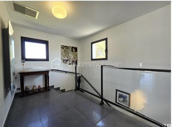 Maison contemporaine de 2017 idéalement située dans un quartier résidentiel à 300 mètres des plages et a proximité des commerces de bord de mer .*
Elle développe  une surface habitable de 162 m² sur un terrain  paysagé de 530 m² environ celle Maison a été pensée pour permettre d'offrir un espace lumineux et une parfaite continuté entre l'intèrieur et l'extèrieur. De plain-pied elle offre une entrée , un espace de vie de 65 m² avec une cuisine ouverte entièrement équipée donnant sur le jardin par de larges baies à galandage , une suite paentale de 23 m² avec salle et dressing, un WC indépendant suspendu et pour compléter un garage de 24 m² avec un accès intèrieur à la Maison. Et également des places de parking 
Au 1er étage 2 chambres de 20 et 21 m² avec un accès à une terasse de 20 m² exposition Sud, une salle de bains avec baignoire et douche, un WC suspendu indépendant.Les prestations sont optimale ,  portail et garage motorisés, baies aluminium,  domotique volets roulants électriques , climatisation réversible, arrosage automatique, unre pergola bioclimatique, visiophone, piscine au sel de 8 par 4 métre chauffée.