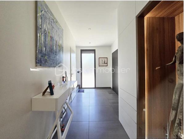 Maison contemporaine de 2017 idéalement située dans un quartier résidentiel à 300 mètres des plages et a proximité des commerces de bord de mer .*
Elle développe  une surface habitable de 162 m² sur un terrain  paysagé de 530 m² environ celle Maison a été pensée pour permettre d'offrir un espace lumineux et une parfaite continuté entre l'intèrieur et l'extèrieur. De plain-pied elle offre une entrée , un espace de vie de 65 m² avec une cuisine ouverte entièrement équipée donnant sur le jardin par de larges baies à galandage , une suite paentale de 23 m² avec salle et dressing, un WC indépendant suspendu et pour compléter un garage de 24 m² avec un accès intèrieur à la Maison. Et également des places de parking 
Au 1er étage 2 chambres de 20 et 21 m² avec un accès à une terasse de 20 m² exposition Sud, une salle de bains avec baignoire et douche, un WC suspendu indépendant.Les prestations sont optimale ,  portail et garage motorisés, baies aluminium,  domotique volets roulants électriques , climatisation réversible, arrosage automatique, unre pergola bioclimatique, visiophone, piscine au sel de 8 par 4 métre chauffée.