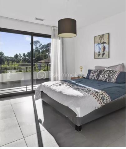Maison contemporaine de 2017 idéalement située dans un quartier résidentiel à 300 mètres des plages et a proximité des commerces de bord de mer .*
Elle développe  une surface habitable de 162 m² sur un terrain  paysagé de 530 m² environ celle Maison a été pensée pour permettre d'offrir un espace lumineux et une parfaite continuté entre l'intèrieur et l'extèrieur. De plain-pied elle offre une entrée , un espace de vie de 65 m² avec une cuisine ouverte entièrement équipée donnant sur le jardin par de larges baies à galandage , une suite paentale de 23 m² avec salle et dressing, un WC indépendant suspendu et pour compléter un garage de 24 m² avec un accès intèrieur à la Maison. Et également des places de parking 
Au 1er étage 2 chambres de 20 et 21 m² avec un accès à une terasse de 20 m² exposition Sud, une salle de bains avec baignoire et douche, un WC suspendu indépendant.Les prestations sont optimale ,  portail et garage motorisés, baies aluminium,  domotique volets roulants électriques , climatisation réversible, arrosage automatique, unre pergola bioclimatique, visiophone, piscine au sel de 8 par 4 métre chauffée.