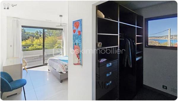 Maison contemporaine de 2017 idéalement située dans un quartier résidentiel à 300 mètres des plages et a proximité des commerces de bord de mer .*
Elle développe  une surface habitable de 162 m² sur un terrain  paysagé de 530 m² environ celle Maison a été pensée pour permettre d'offrir un espace lumineux et une parfaite continuté entre l'intèrieur et l'extèrieur. De plain-pied elle offre une entrée , un espace de vie de 65 m² avec une cuisine ouverte entièrement équipée donnant sur le jardin par de larges baies à galandage , une suite paentale de 23 m² avec salle et dressing, un WC indépendant suspendu et pour compléter un garage de 24 m² avec un accès intèrieur à la Maison. Et également des places de parking 
Au 1er étage 2 chambres de 20 et 21 m² avec un accès à une terasse de 20 m² exposition Sud, une salle de bains avec baignoire et douche, un WC suspendu indépendant.Les prestations sont optimale ,  portail et garage motorisés, baies aluminium,  domotique volets roulants électriques , climatisation réversible, arrosage automatique, unre pergola bioclimatique, visiophone, piscine au sel de 8 par 4 métre chauffée.