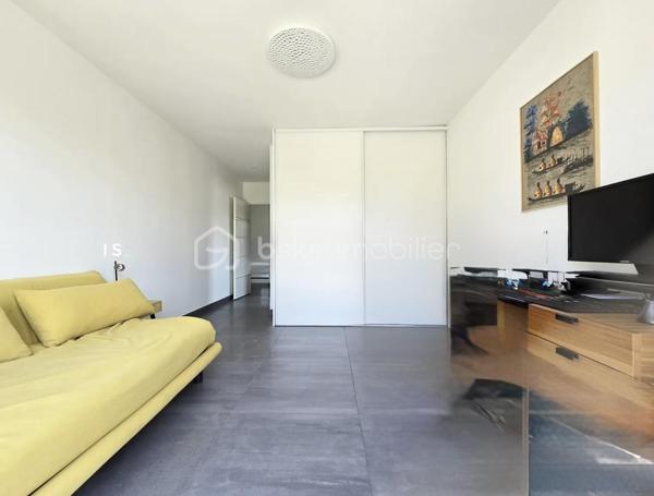 Maison contemporaine de 2017 idéalement située dans un quartier résidentiel à 300 mètres des plages et a proximité des commerces de bord de mer .*
Elle développe  une surface habitable de 162 m² sur un terrain  paysagé de 530 m² environ celle Maison a été pensée pour permettre d'offrir un espace lumineux et une parfaite continuté entre l'intèrieur et l'extèrieur. De plain-pied elle offre une entrée , un espace de vie de 65 m² avec une cuisine ouverte entièrement équipée donnant sur le jardin par de larges baies à galandage , une suite paentale de 23 m² avec salle et dressing, un WC indépendant suspendu et pour compléter un garage de 24 m² avec un accès intèrieur à la Maison. Et également des places de parking 
Au 1er étage 2 chambres de 20 et 21 m² avec un accès à une terasse de 20 m² exposition Sud, une salle de bains avec baignoire et douche, un WC suspendu indépendant.Les prestations sont optimale ,  portail et garage motorisés, baies aluminium,  domotique volets roulants électriques , climatisation réversible, arrosage automatique, unre pergola bioclimatique, visiophone, piscine au sel de 8 par 4 métre chauffée.