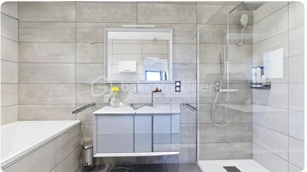 Maison contemporaine de 2017 idéalement située dans un quartier résidentiel à 300 mètres des plages et a proximité des commerces de bord de mer .*
Elle développe  une surface habitable de 162 m² sur un terrain  paysagé de 530 m² environ celle Maison a été pensée pour permettre d'offrir un espace lumineux et une parfaite continuté entre l'intèrieur et l'extèrieur. De plain-pied elle offre une entrée , un espace de vie de 65 m² avec une cuisine ouverte entièrement équipée donnant sur le jardin par de larges baies à galandage , une suite paentale de 23 m² avec salle et dressing, un WC indépendant suspendu et pour compléter un garage de 24 m² avec un accès intèrieur à la Maison. Et également des places de parking 
Au 1er étage 2 chambres de 20 et 21 m² avec un accès à une terasse de 20 m² exposition Sud, une salle de bains avec baignoire et douche, un WC suspendu indépendant.Les prestations sont optimale ,  portail et garage motorisés, baies aluminium,  domotique volets roulants électriques , climatisation réversible, arrosage automatique, unre pergola bioclimatique, visiophone, piscine au sel de 8 par 4 métre chauffée.