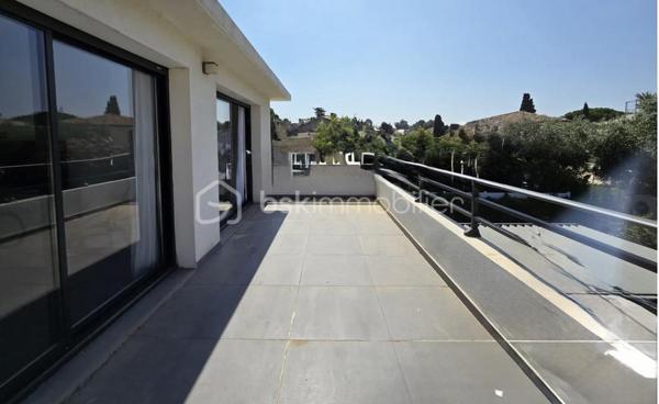 Maison contemporaine de 2017 idéalement située dans un quartier résidentiel à 300 mètres des plages et a proximité des commerces de bord de mer .*
Elle développe  une surface habitable de 162 m² sur un terrain  paysagé de 530 m² environ celle Maison a été pensée pour permettre d'offrir un espace lumineux et une parfaite continuté entre l'intèrieur et l'extèrieur. De plain-pied elle offre une entrée , un espace de vie de 65 m² avec une cuisine ouverte entièrement équipée donnant sur le jardin par de larges baies à galandage , une suite paentale de 23 m² avec salle et dressing, un WC indépendant suspendu et pour compléter un garage de 24 m² avec un accès intèrieur à la Maison. Et également des places de parking 
Au 1er étage 2 chambres de 20 et 21 m² avec un accès à une terasse de 20 m² exposition Sud, une salle de bains avec baignoire et douche, un WC suspendu indépendant.Les prestations sont optimale ,  portail et garage motorisés, baies aluminium,  domotique volets roulants électriques , climatisation réversible, arrosage automatique, unre pergola bioclimatique, visiophone, piscine au sel de 8 par 4 métre chauffée.