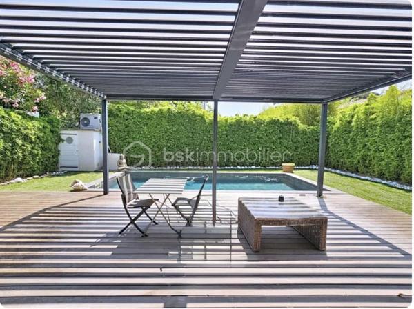 Maison contemporaine de 2017 idéalement située dans un quartier résidentiel à 300 mètres des plages et a proximité des commerces de bord de mer .*
Elle développe  une surface habitable de 162 m² sur un terrain  paysagé de 530 m² environ celle Maison a été pensée pour permettre d'offrir un espace lumineux et une parfaite continuté entre l'intèrieur et l'extèrieur. De plain-pied elle offre une entrée , un espace de vie de 65 m² avec une cuisine ouverte entièrement équipée donnant sur le jardin par de larges baies à galandage , une suite paentale de 23 m² avec salle et dressing, un WC indépendant suspendu et pour compléter un garage de 24 m² avec un accès intèrieur à la Maison. Et également des places de parking 
Au 1er étage 2 chambres de 20 et 21 m² avec un accès à une terasse de 20 m² exposition Sud, une salle de bains avec baignoire et douche, un WC suspendu indépendant.Les prestations sont optimale ,  portail et garage motorisés, baies aluminium,  domotique volets roulants électriques , climatisation réversible, arrosage automatique, unre pergola bioclimatique, visiophone, piscine au sel de 8 par 4 métre chauffée.