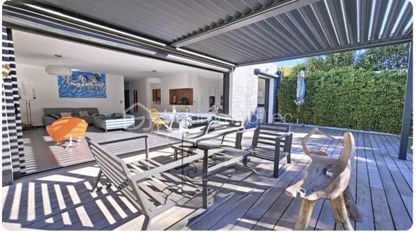 Maison contemporaine de 2017 idéalement située dans un quartier résidentiel à 300 mètres des plages et a proximité des commerces de bord de mer .*
Elle développe  une surface habitable de 162 m² sur un terrain  paysagé de 530 m² environ celle Maison a été pensée pour permettre d'offrir un espace lumineux et une parfaite continuté entre l'intèrieur et l'extèrieur. De plain-pied elle offre une entrée , un espace de vie de 65 m² avec une cuisine ouverte entièrement équipée donnant sur le jardin par de larges baies à galandage , une suite paentale de 23 m² avec salle et dressing, un WC indépendant suspendu et pour compléter un garage de 24 m² avec un accès intèrieur à la Maison. Et également des places de parking 
Au 1er étage 2 chambres de 20 et 21 m² avec un accès à une terasse de 20 m² exposition Sud, une salle de bains avec baignoire et douche, un WC suspendu indépendant.Les prestations sont optimale ,  portail et garage motorisés, baies aluminium,  domotique volets roulants électriques , climatisation réversible, arrosage automatique, unre pergola bioclimatique, visiophone, piscine au sel de 8 par 4 métre chauffée.