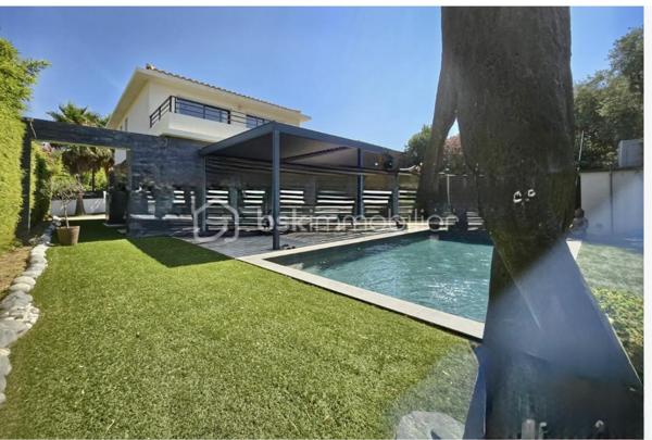 Maison contemporaine de 2017 idéalement située dans un quartier résidentiel à 300 mètres des plages et a proximité des commerces de bord de mer .*
Elle développe  une surface habitable de 162 m² sur un terrain  paysagé de 530 m² environ celle Maison a été pensée pour permettre d'offrir un espace lumineux et une parfaite continuté entre l'intèrieur et l'extèrieur. De plain-pied elle offre une entrée , un espace de vie de 65 m² avec une cuisine ouverte entièrement équipée donnant sur le jardin par de larges baies à galandage , une suite paentale de 23 m² avec salle et dressing, un WC indépendant suspendu et pour compléter un garage de 24 m² avec un accès intèrieur à la Maison. Et également des places de parking 
Au 1er étage 2 chambres de 20 et 21 m² avec un accès à une terasse de 20 m² exposition Sud, une salle de bains avec baignoire et douche, un WC suspendu indépendant.Les prestations sont optimale ,  portail et garage motorisés, baies aluminium,  domotique volets roulants électriques , climatisation réversible, arrosage automatique, unre pergola bioclimatique, visiophone, piscine au sel de 8 par 4 métre chauffée.