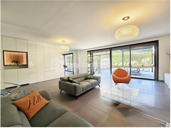 Maison contemporaine de 2017 idéalement située dans un quartier résidentiel à 300 mètres des plages et a proximité des commerces de bord de mer .*
Elle développe  une surface habitable de 162 m² sur un terrain  paysagé de 530 m² environ celle Maison a été pensée pour permettre d'offrir un espace lumineux et une parfaite continuté entre l'intèrieur et l'extèrieur. De plain-pied elle offre une entrée , un espace de vie de 65 m² avec une cuisine ouverte entièrement équipée donnant sur le jardin par de larges baies à galandage , une suite paentale de 23 m² avec salle et dressing, un WC indépendant suspendu et pour compléter un garage de 24 m² avec un accès intèrieur à la Maison. Et également des places de parking 
Au 1er étage 2 chambres de 20 et 21 m² avec un accès à une terasse de 20 m² exposition Sud, une salle de bains avec baignoire et douche, un WC suspendu indépendant.Les prestations sont optimale ,  portail et garage motorisés, baies aluminium,  domotique volets roulants électriques , climatisation réversible, arrosage automatique, unre pergola bioclimatique, visiophone, piscine au sel de 8 par 4 métre chauffée.