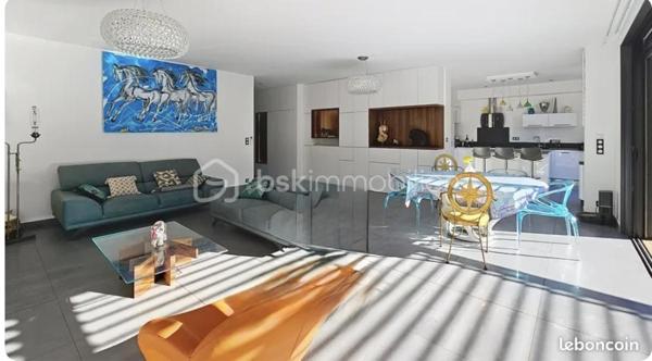 Maison contemporaine de 2017 idéalement située dans un quartier résidentiel à 300 mètres des plages et a proximité des commerces de bord de mer .*
Elle développe  une surface habitable de 162 m² sur un terrain  paysagé de 530 m² environ celle Maison a été pensée pour permettre d'offrir un espace lumineux et une parfaite continuté entre l'intèrieur et l'extèrieur. De plain-pied elle offre une entrée , un espace de vie de 65 m² avec une cuisine ouverte entièrement équipée donnant sur le jardin par de larges baies à galandage , une suite paentale de 23 m² avec salle et dressing, un WC indépendant suspendu et pour compléter un garage de 24 m² avec un accès intèrieur à la Maison. Et également des places de parking 
Au 1er étage 2 chambres de 20 et 21 m² avec un accès à une terasse de 20 m² exposition Sud, une salle de bains avec baignoire et douche, un WC suspendu indépendant.Les prestations sont optimale ,  portail et garage motorisés, baies aluminium,  domotique volets roulants électriques , climatisation réversible, arrosage automatique, unre pergola bioclimatique, visiophone, piscine au sel de 8 par 4 métre chauffée.