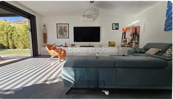 Maison contemporaine de 2017 idéalement située dans un quartier résidentiel à 300 mètres des plages et a proximité des commerces de bord de mer .*
Elle développe  une surface habitable de 162 m² sur un terrain  paysagé de 530 m² environ celle Maison a été pensée pour permettre d'offrir un espace lumineux et une parfaite continuté entre l'intèrieur et l'extèrieur. De plain-pied elle offre une entrée , un espace de vie de 65 m² avec une cuisine ouverte entièrement équipée donnant sur le jardin par de larges baies à galandage , une suite paentale de 23 m² avec salle et dressing, un WC indépendant suspendu et pour compléter un garage de 24 m² avec un accès intèrieur à la Maison. Et également des places de parking 
Au 1er étage 2 chambres de 20 et 21 m² avec un accès à une terasse de 20 m² exposition Sud, une salle de bains avec baignoire et douche, un WC suspendu indépendant.Les prestations sont optimale ,  portail et garage motorisés, baies aluminium,  domotique volets roulants électriques , climatisation réversible, arrosage automatique, unre pergola bioclimatique, visiophone, piscine au sel de 8 par 4 métre chauffée.