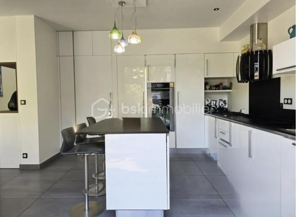 Maison contemporaine de 2017 idéalement située dans un quartier résidentiel à 300 mètres des plages et a proximité des commerces de bord de mer .*
Elle développe  une surface habitable de 162 m² sur un terrain  paysagé de 530 m² environ celle Maison a été pensée pour permettre d'offrir un espace lumineux et une parfaite continuté entre l'intèrieur et l'extèrieur. De plain-pied elle offre une entrée , un espace de vie de 65 m² avec une cuisine ouverte entièrement équipée donnant sur le jardin par de larges baies à galandage , une suite paentale de 23 m² avec salle et dressing, un WC indépendant suspendu et pour compléter un garage de 24 m² avec un accès intèrieur à la Maison. Et également des places de parking 
Au 1er étage 2 chambres de 20 et 21 m² avec un accès à une terasse de 20 m² exposition Sud, une salle de bains avec baignoire et douche, un WC suspendu indépendant.Les prestations sont optimale ,  portail et garage motorisés, baies aluminium,  domotique volets roulants électriques , climatisation réversible, arrosage automatique, unre pergola bioclimatique, visiophone, piscine au sel de 8 par 4 métre chauffée.