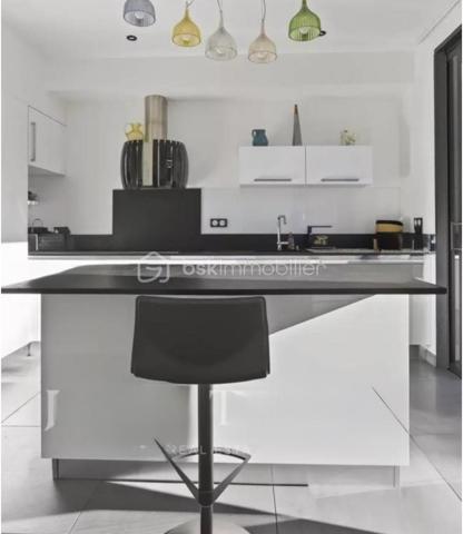 Maison contemporaine de 2017 idéalement située dans un quartier résidentiel à 300 mètres des plages et a proximité des commerces de bord de mer .*
Elle développe  une surface habitable de 162 m² sur un terrain  paysagé de 530 m² environ celle Maison a été pensée pour permettre d'offrir un espace lumineux et une parfaite continuté entre l'intèrieur et l'extèrieur. De plain-pied elle offre une entrée , un espace de vie de 65 m² avec une cuisine ouverte entièrement équipée donnant sur le jardin par de larges baies à galandage , une suite paentale de 23 m² avec salle et dressing, un WC indépendant suspendu et pour compléter un garage de 24 m² avec un accès intèrieur à la Maison. Et également des places de parking 
Au 1er étage 2 chambres de 20 et 21 m² avec un accès à une terasse de 20 m² exposition Sud, une salle de bains avec baignoire et douche, un WC suspendu indépendant.Les prestations sont optimale ,  portail et garage motorisés, baies aluminium,  domotique volets roulants électriques , climatisation réversible, arrosage automatique, unre pergola bioclimatique, visiophone, piscine au sel de 8 par 4 métre chauffée.